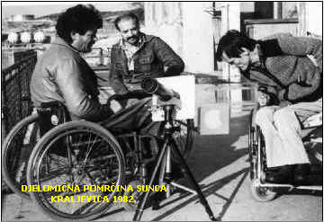 Invalidne osobe u kolicima promatraju s teleskopom (projekcija Sunca) djelominu pomrinu Sunca na bolnikoj terasi u Kraljevici 1982